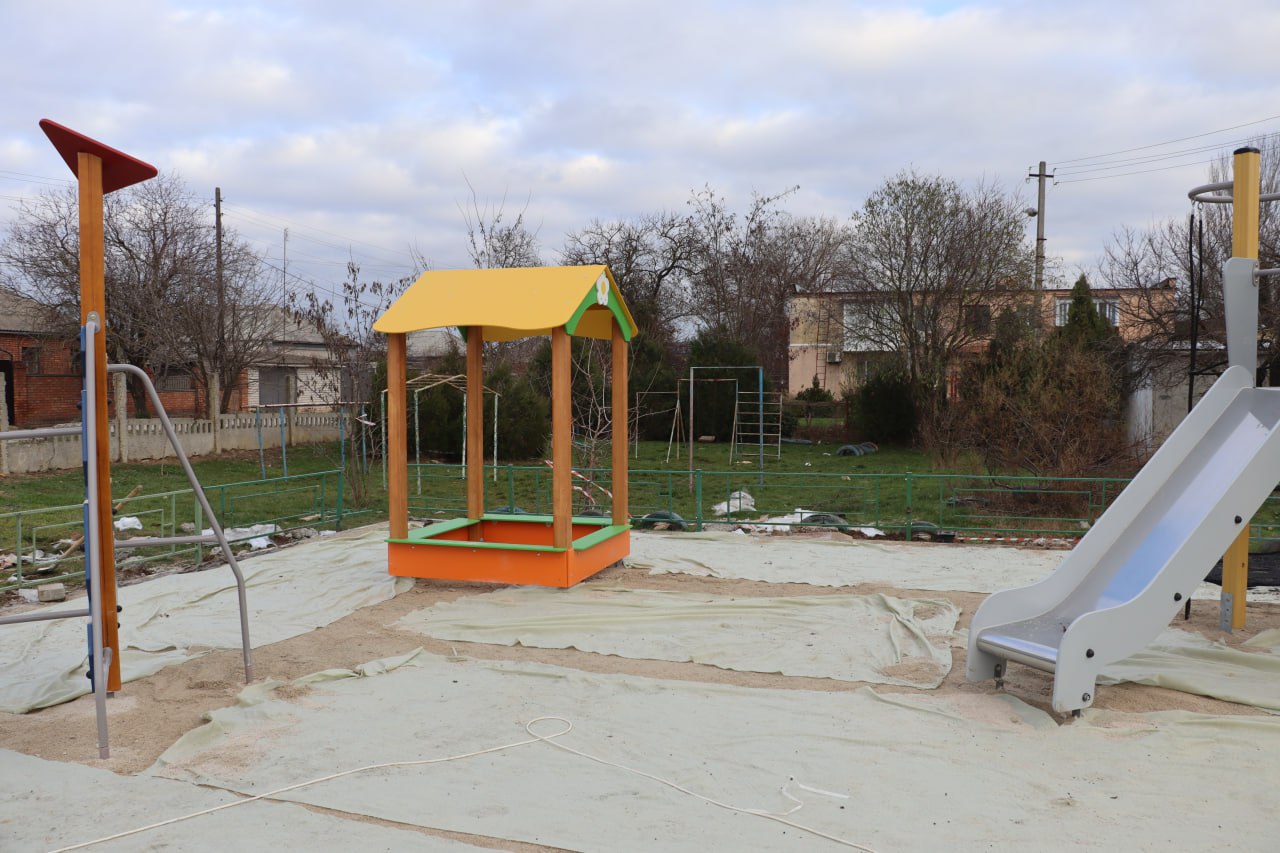 Новая детская площадка установлена на ул. Симферопольской в районе дома №9. Здесь появился красочный и уютный детский комплекс с качелями, скалолазом, песочницей и горкой Новая детская площадка установлена на ул. Симферопольской в районе дома №9. Здесь появился красочный и уютный детский комплекс с качелями, скалолазом, песочницей и горкой