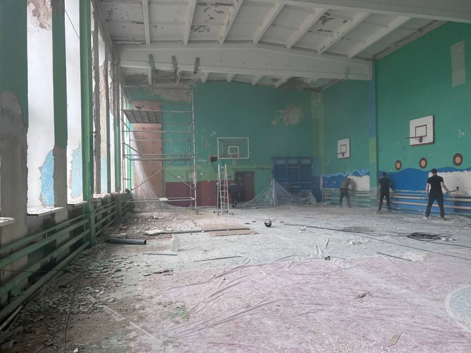 В школе № 13 приступили к капитальному ремонту спортивного зала В школе № 13 приступили к капитальному ремонту спортивного зала