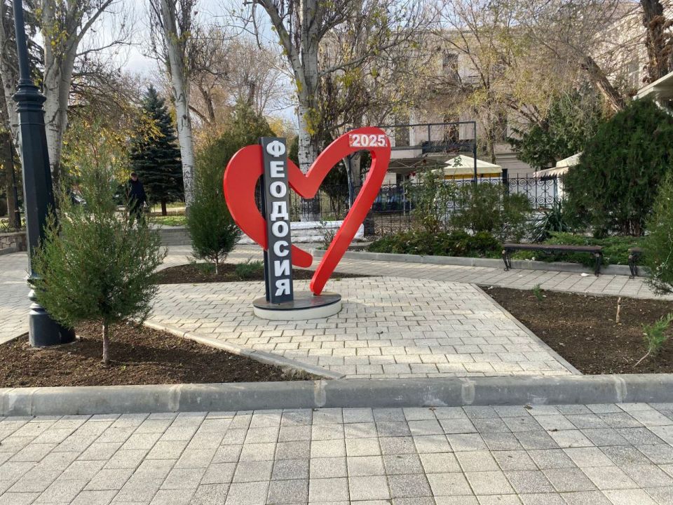 В Феодосии продолжаются работы по уборке зеленых зон и высадке молодых деревьев В Феодосии продолжаются работы по уборке зеленых зон и высадке молодых деревьев