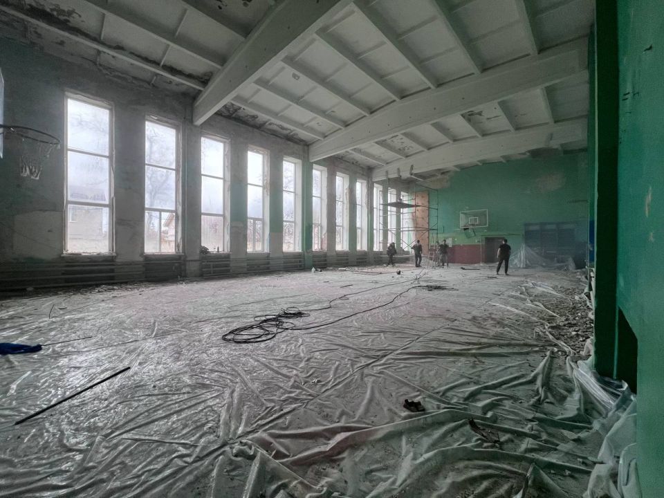 В школе № 13 приступили к капитальному ремонту спортивного зала В школе № 13 приступили к капитальному ремонту спортивного зала