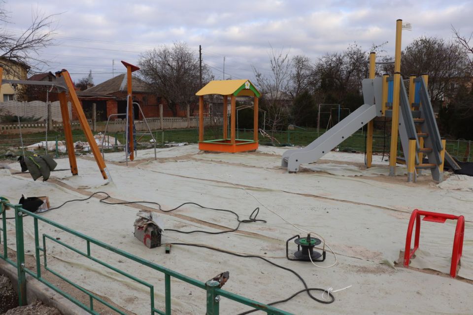 Новая детская площадка установлена на ул. Симферопольской в районе дома №9. Здесь появился красочный и уютный детский комплекс с качелями, скалолазом, песочницей и горкой