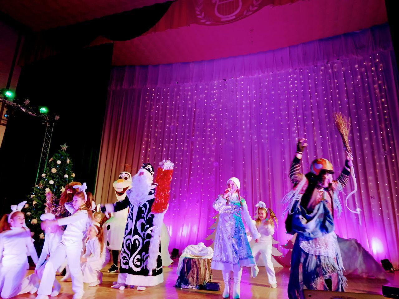 Инна Федоренко: Для самых настоящих ценителей чудес – для деток – сегодня работники культуры района устроили замечательное представление! Инна Федоренко: Для самых настоящих ценителей чудес – для деток – сегодня работники культуры района устроили замечательное представление!