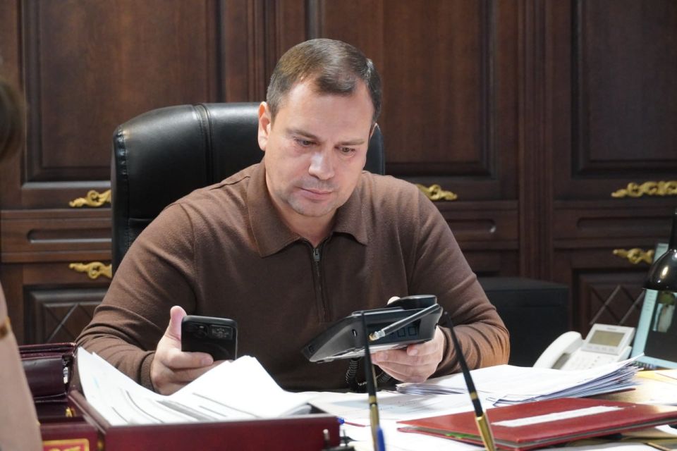 Глава администрации Олег Каторгин провел последний в этом году прием граждан по личным вопросам, общаясь с керчанами в телефонном режиме