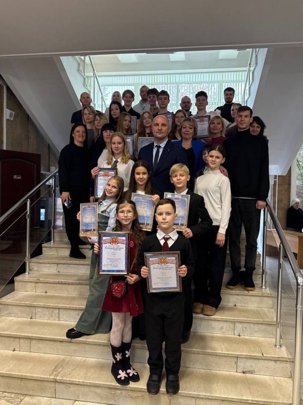 В Керчи отметили успехи молодых талантов: награды получили воспитанники танцевального коллектива «Ритм»