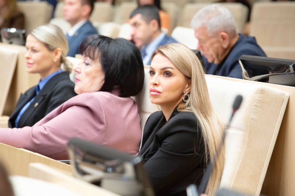 Анастасия Гридчина: 24 декабря состоялось заключительное заседание третьей сессии Государственного Совета Республики Крым под председательством главы крымского парламента Владимира Константинова Анастасия Гридчина: 24 декабря состоялось заключительное заседание третьей сессии Государственного Совета Республики Крым под председательством главы крымского парламента Владимира Константинова