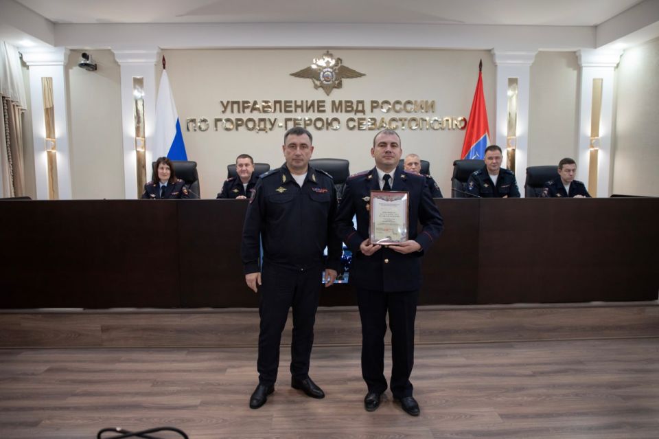 Начальник УМВД России по г.Севастополю генерал-майор полиции Сергей Сигунов вручил награды отличившимся в службе сотрудникам органов внутренних дел