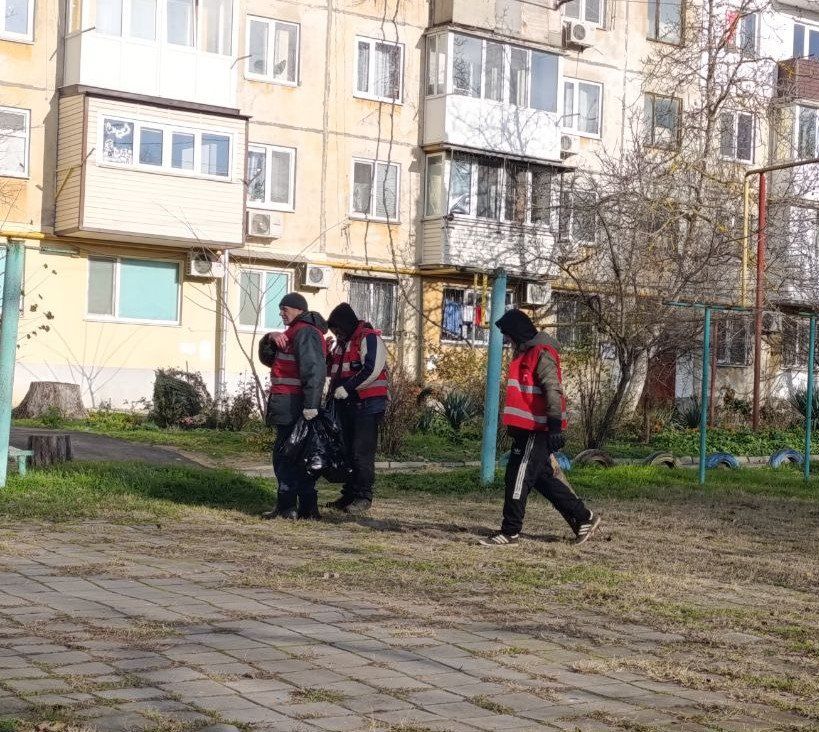 В Керчи ежедневно выполняется комплексная работа по санитарной очистке города В Керчи ежедневно выполняется комплексная работа по санитарной очистке города