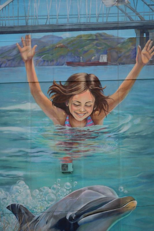 Художники с материка завершили работы над росписью многоэтажки по ул. Генерала Петрова, 78. Теперь боковой фасад дома украшает мурал с изображением счастливого ребенка, купающегося в море в компании дельфина на фоне... Художники с материка завершили работы над росписью многоэтажки по ул. Генерала Петрова, 78. Теперь боковой фасад дома украшает мурал с изображением счастливого ребенка, купающегося в море в компании дельфина на фоне...