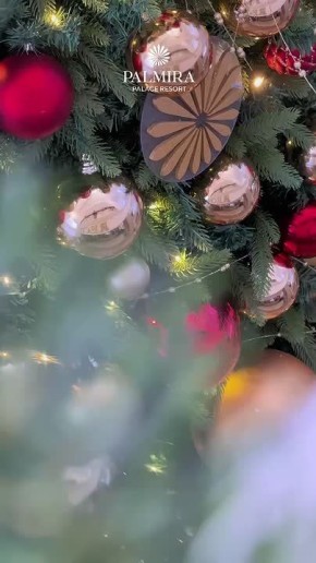 Крымские отели создали каждый свою новогоднюю сказку. Теперь все вместе любуемся красотой, ждём снег и загадываем желания А чей дизайн понравился больше всего вам? СПА-отель «Пальмира Палас»