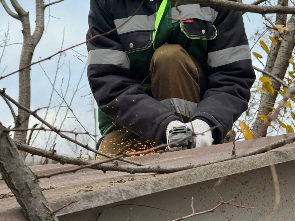 В городе продолжается плановая работа по демонтажу незаконных конструкций и самовольных построек В городе продолжается плановая работа по демонтажу незаконных конструкций и самовольных построек