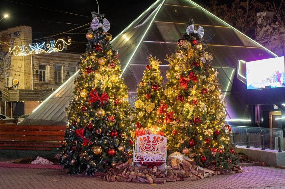 Симферополь готовится к новогодним праздникам! Симферополь готовится к новогодним праздникам!
