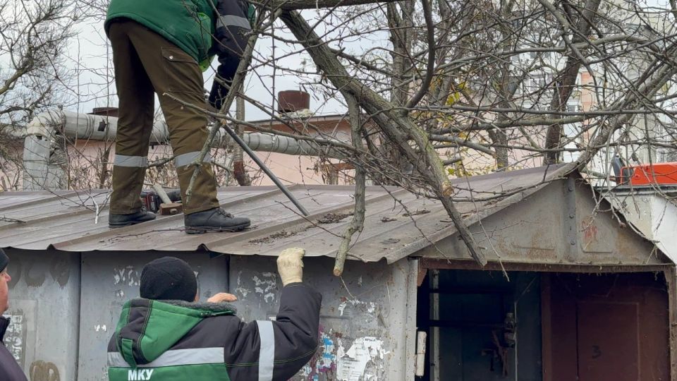 В городе продолжается плановая работа по демонтажу незаконных конструкций и самовольных построек В городе продолжается плановая работа по демонтажу незаконных конструкций и самовольных построек