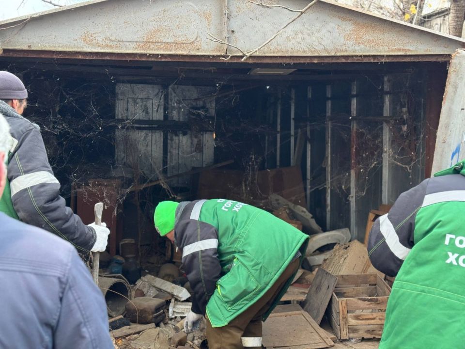 В городе продолжается плановая работа по демонтажу незаконных конструкций и самовольных построек В городе продолжается плановая работа по демонтажу незаконных конструкций и самовольных построек