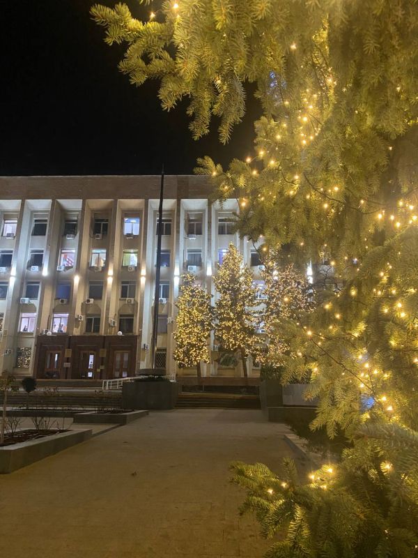 Иван Мезюхо: Респект главе администрации Симферополя Михаилу Сергеевичу Афанасьеву за организацию достойного украшения елей возле представительства крымской столицы Иван Мезюхо: Респект главе администрации Симферополя Михаилу Сергеевичу Афанасьеву за организацию достойного украшения елей возле представительства крымской столицы