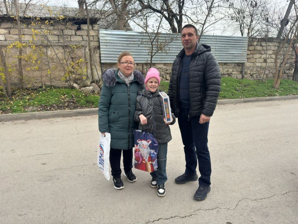 Эти предновогодние дни наполнены не только светом елочных гирлянд и иллюминаций, но и светом детских улыбок Эти предновогодние дни наполнены не только светом елочных гирлянд и иллюминаций, но и светом детских улыбок