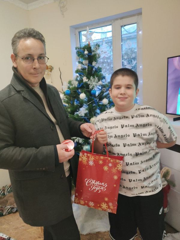 Эти предновогодние дни наполнены не только светом елочных гирлянд и иллюминаций, но и светом детских улыбок Эти предновогодние дни наполнены не только светом елочных гирлянд и иллюминаций, но и светом детских улыбок