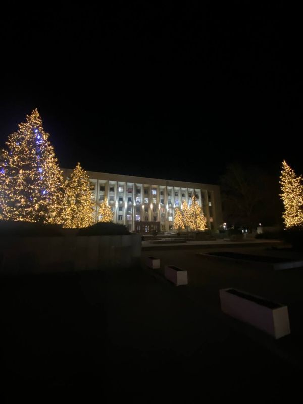 Иван Мезюхо: Респект главе администрации Симферополя Михаилу Сергеевичу Афанасьеву за организацию достойного украшения елей возле представительства крымской столицы Иван Мезюхо: Респект главе администрации Симферополя Михаилу Сергеевичу Афанасьеву за организацию достойного украшения елей возле представительства крымской столицы