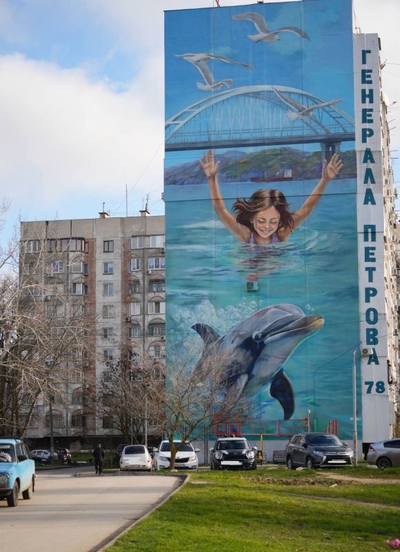 Вот такая картина появилась на керченской многоэтажке