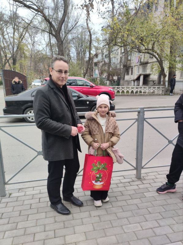 Эти предновогодние дни наполнены не только светом елочных гирлянд и иллюминаций, но и светом детских улыбок Эти предновогодние дни наполнены не только светом елочных гирлянд и иллюминаций, но и светом детских улыбок