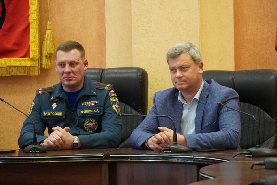 Заместитель главы администрации Эльдар Муждабаев вручил награды сотрудникам Государственной противопожарной службы в канун профессионального праздника Заместитель главы администрации Эльдар Муждабаев вручил награды сотрудникам Государственной противопожарной службы в канун профессионального праздника