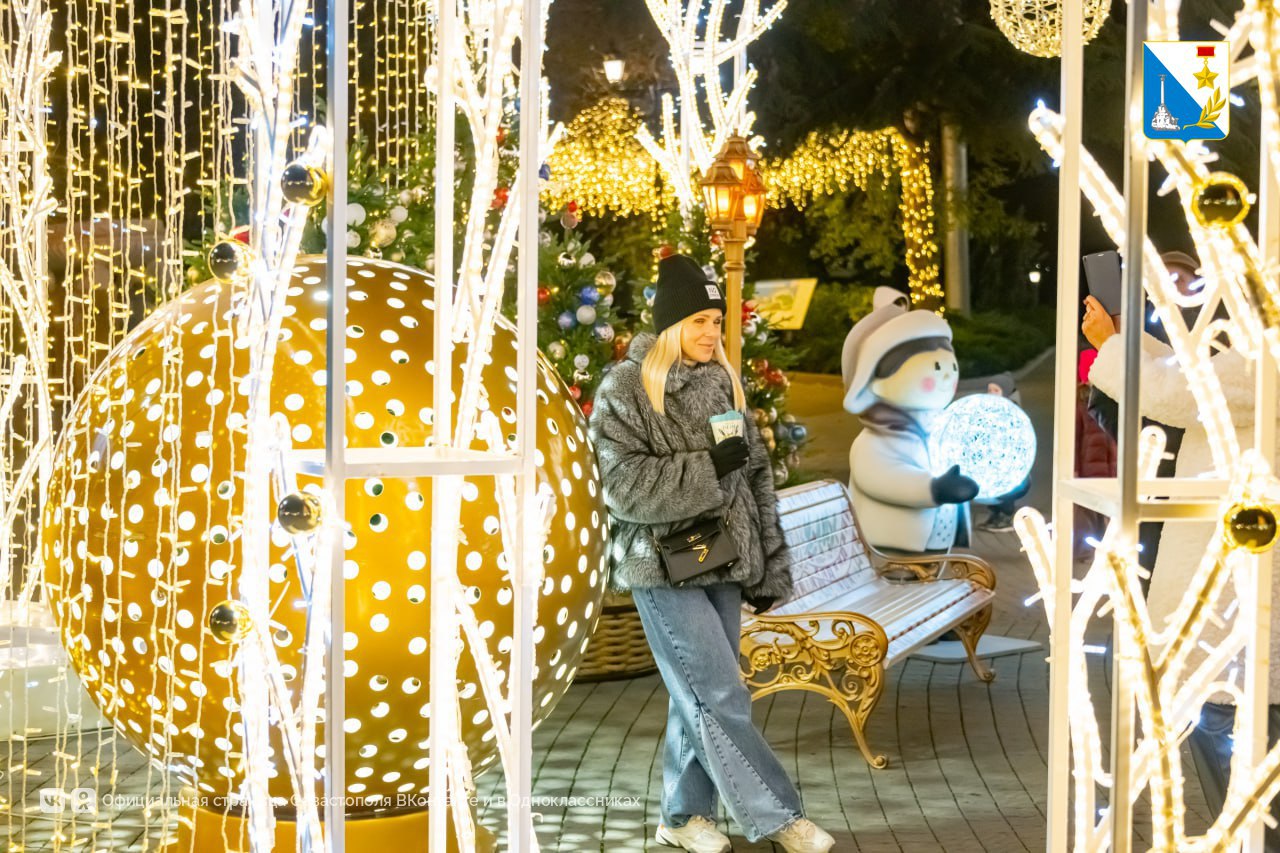 Главная ёлка Севастополя засияла на площади Нахимова Главная ёлка Севастополя засияла на площади Нахимова