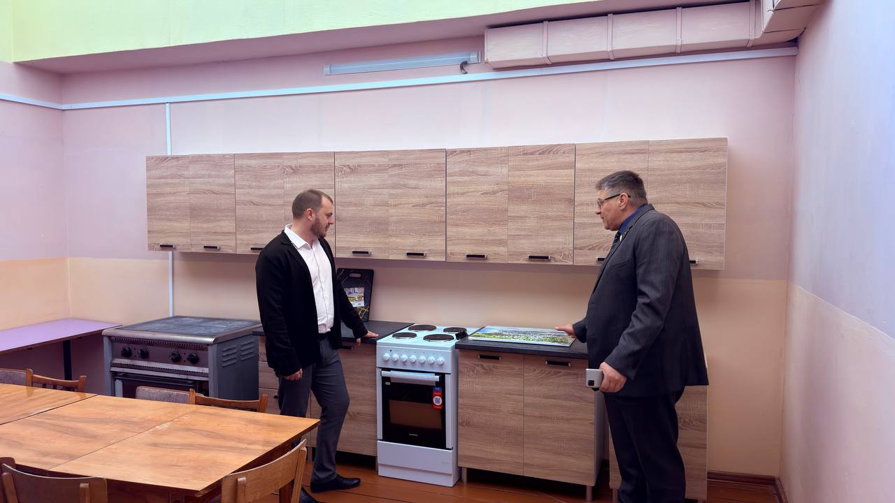 Антон Кравец: С рабочим визитом посетил школу в с.Уваровка. Совместно с директором Александром Синюком обсудили вопросы социально-экономического развития учреждения Антон Кравец: С рабочим визитом посетил школу в с.Уваровка. Совместно с директором Александром Синюком обсудили вопросы социально-экономического развития учреждения