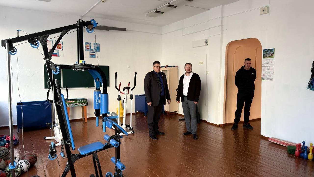 Антон Кравец: С рабочим визитом посетил школу в с.Уваровка. Совместно с директором Александром Синюком обсудили вопросы социально-экономического развития учреждения Антон Кравец: С рабочим визитом посетил школу в с.Уваровка. Совместно с директором Александром Синюком обсудили вопросы социально-экономического развития учреждения