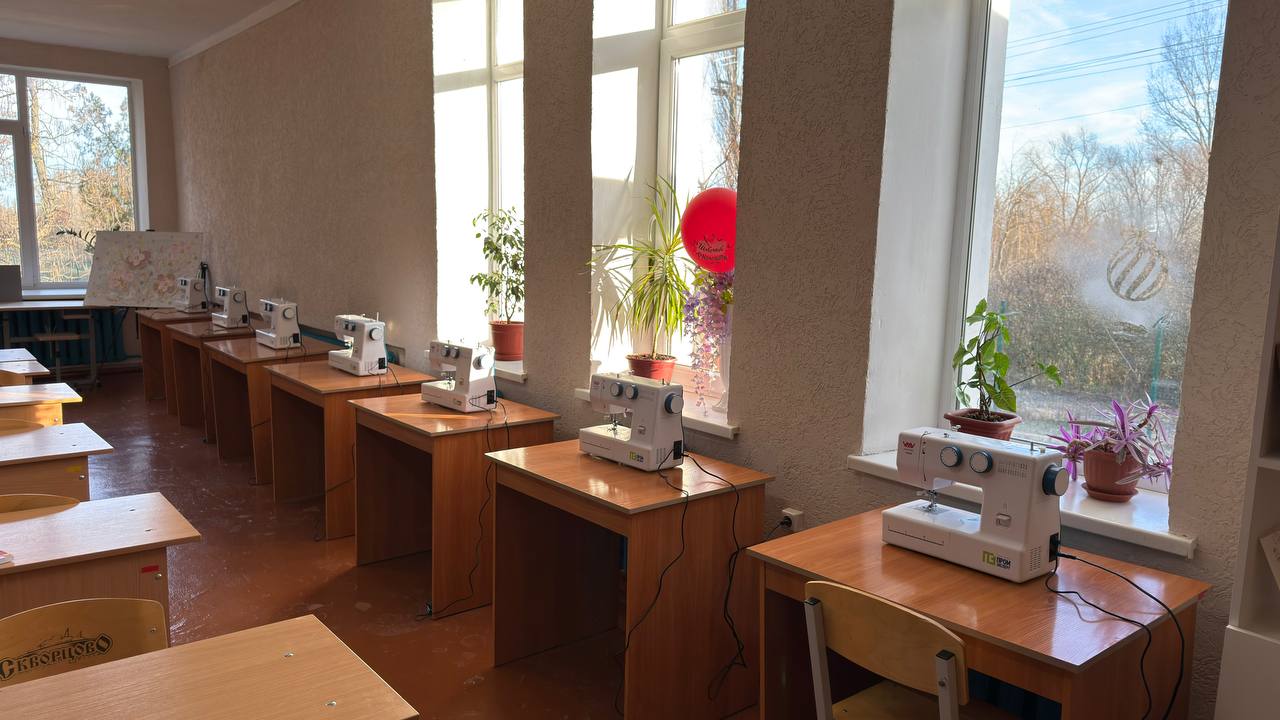 Антон Кравец: С рабочим визитом посетил школу в с.Уваровка. Совместно с директором Александром Синюком обсудили вопросы социально-экономического развития учреждения Антон Кравец: С рабочим визитом посетил школу в с.Уваровка. Совместно с директором Александром Синюком обсудили вопросы социально-экономического развития учреждения