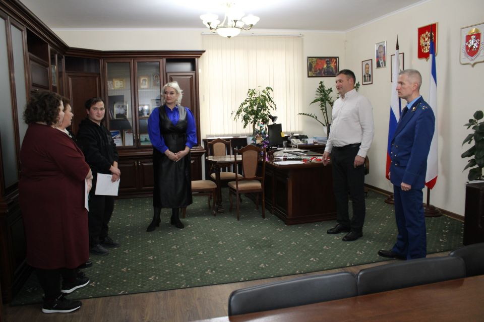 Глава администрации Ленинского района Игорь Крутьков вместе с прокурором Алексеем Масенко и заместителем главы Еленой Рудюк передали ключи новым владельцам квартир, детям-сиротам и лицам, оставшимся без родительской опеки Глава администрации Ленинского района Игорь Крутьков вместе с прокурором Алексеем Масенко и заместителем главы Еленой Рудюк передали ключи новым владельцам квартир, детям-сиротам и лицам, оставшимся без родительской опеки