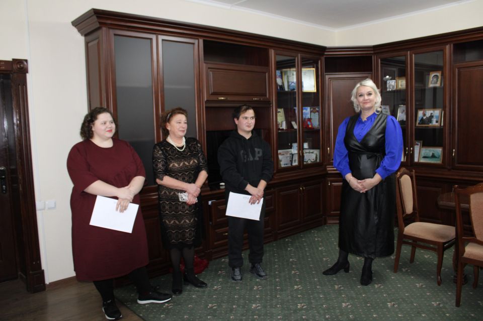 Глава администрации Ленинского района Игорь Крутьков вместе с прокурором Алексеем Масенко и заместителем главы Еленой Рудюк передали ключи новым владельцам квартир, детям-сиротам и лицам, оставшимся без родительской опеки Глава администрации Ленинского района Игорь Крутьков вместе с прокурором Алексеем Масенко и заместителем главы Еленой Рудюк передали ключи новым владельцам квартир, детям-сиротам и лицам, оставшимся без родительской опеки