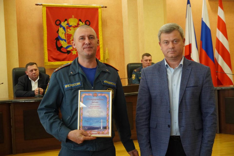 Заместитель главы администрации Эльдар Муждабаев вручил награды сотрудникам Государственной противопожарной службы в канун профессионального праздника