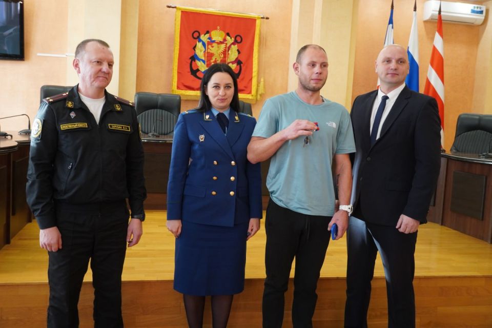 В преддверии Нового года пятеро керчан из категории детей-сирот получили ключи от собственных квартир В преддверии Нового года пятеро керчан из категории детей-сирот получили ключи от собственных квартир