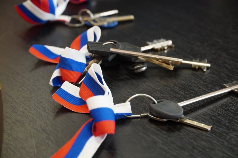 В преддверии Нового года пятеро керчан из категории детей-сирот получили ключи от собственных квартир В преддверии Нового года пятеро керчан из категории детей-сирот получили ключи от собственных квартир