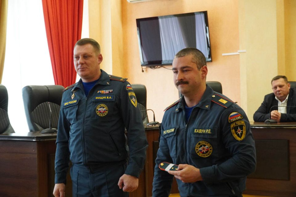 Заместитель главы администрации Эльдар Муждабаев вручил награды сотрудникам Государственной противопожарной службы в канун профессионального праздника Заместитель главы администрации Эльдар Муждабаев вручил награды сотрудникам Государственной противопожарной службы в канун профессионального праздника