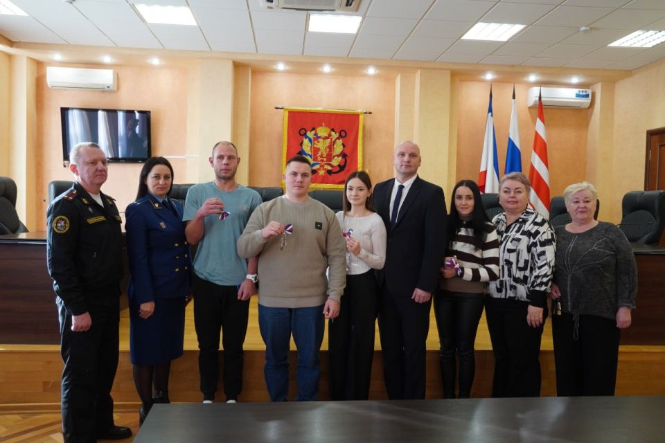 В преддверии Нового года пятеро керчан из категории детей-сирот получили ключи от собственных квартир