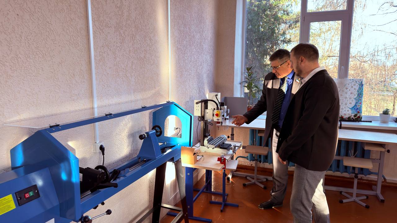 Антон Кравец: С рабочим визитом посетил школу в с.Уваровка. Совместно с директором Александром Синюком обсудили вопросы социально-экономического развития учреждения Антон Кравец: С рабочим визитом посетил школу в с.Уваровка. Совместно с директором Александром Синюком обсудили вопросы социально-экономического развития учреждения