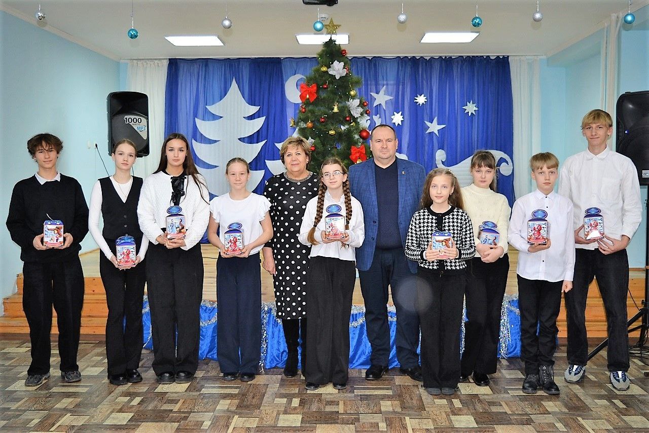 Александр Соколовский: С Главой муниципального образования Зоей Карлюгой побывали в Первомайской школе №2, где встретились с учениками - участниками «Парламентской ёлки» Александр Соколовский: С Главой муниципального образования Зоей Карлюгой побывали в Первомайской школе №2, где встретились с учениками - участниками «Парламентской ёлки»