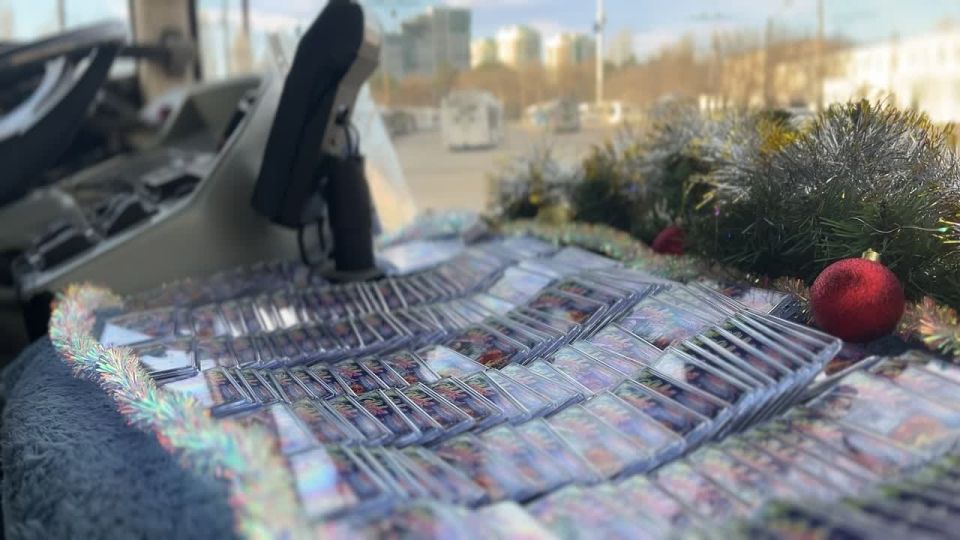 Традиционные новогодние троллейбусы вышли на маршруты Симферополя, Алушты, Ялты и Керчи!