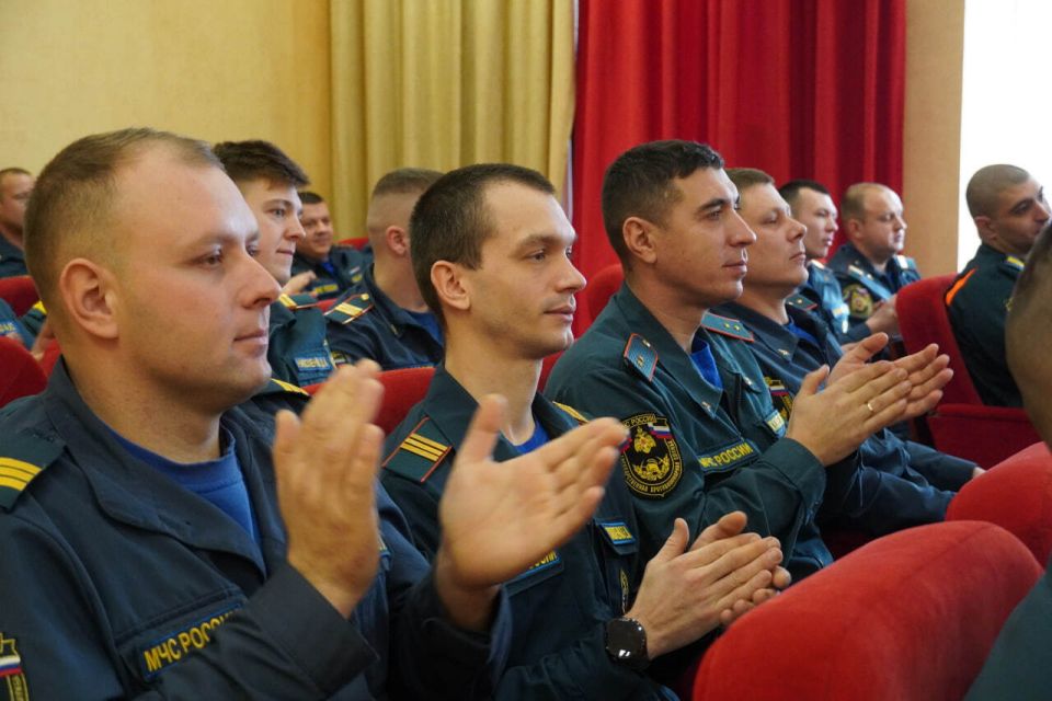 Заместитель главы администрации Эльдар Муждабаев вручил награды сотрудникам Государственной противопожарной службы в канун профессионального праздника Заместитель главы администрации Эльдар Муждабаев вручил награды сотрудникам Государственной противопожарной службы в канун профессионального праздника