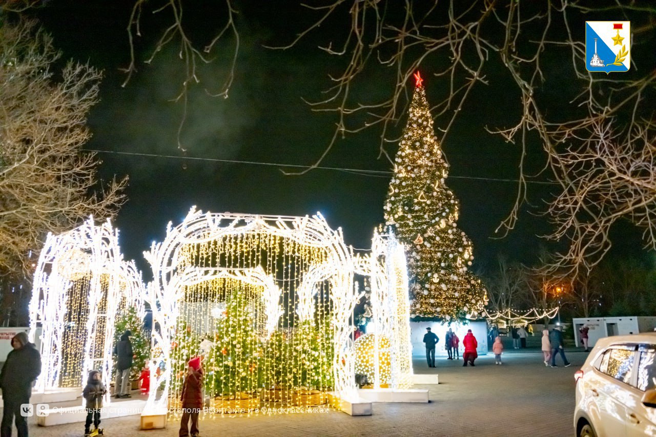 Главная ёлка Севастополя засияла на площади Нахимова Главная ёлка Севастополя засияла на площади Нахимова