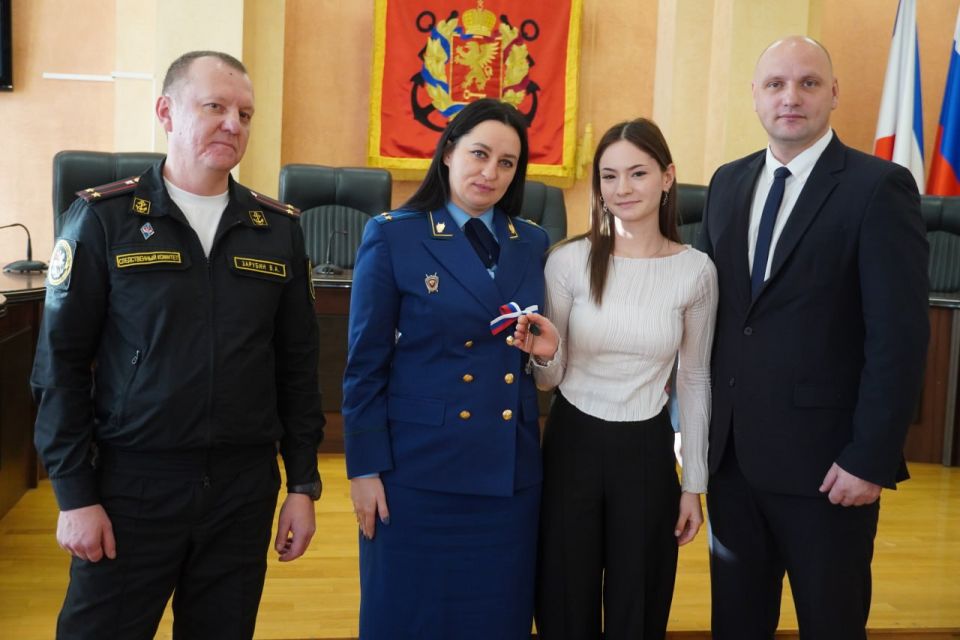 В преддверии Нового года пятеро керчан из категории детей-сирот получили ключи от собственных квартир В преддверии Нового года пятеро керчан из категории детей-сирот получили ключи от собственных квартир