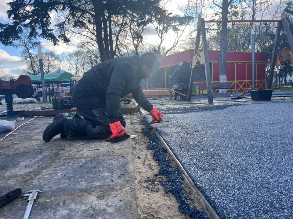 В Комсомольском парке обновили покрытие на двух детских площадках В Комсомольском парке обновили покрытие на двух детских площадках