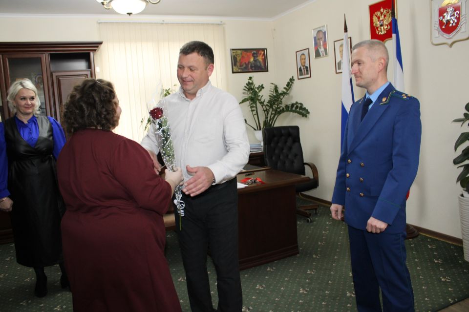 Глава администрации Ленинского района Игорь Крутьков вместе с прокурором Алексеем Масенко и заместителем главы Еленой Рудюк передали ключи новым владельцам квартир, детям-сиротам и лицам, оставшимся без родительской опеки Глава администрации Ленинского района Игорь Крутьков вместе с прокурором Алексеем Масенко и заместителем главы Еленой Рудюк передали ключи новым владельцам квартир, детям-сиротам и лицам, оставшимся без родительской опеки