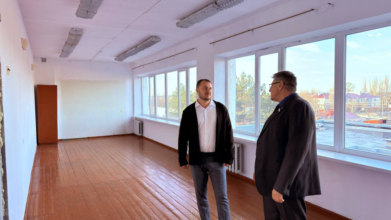 Антон Кравец: С рабочим визитом посетил школу в с.Уваровка. Совместно с директором Александром Синюком обсудили вопросы социально-экономического развития учреждения