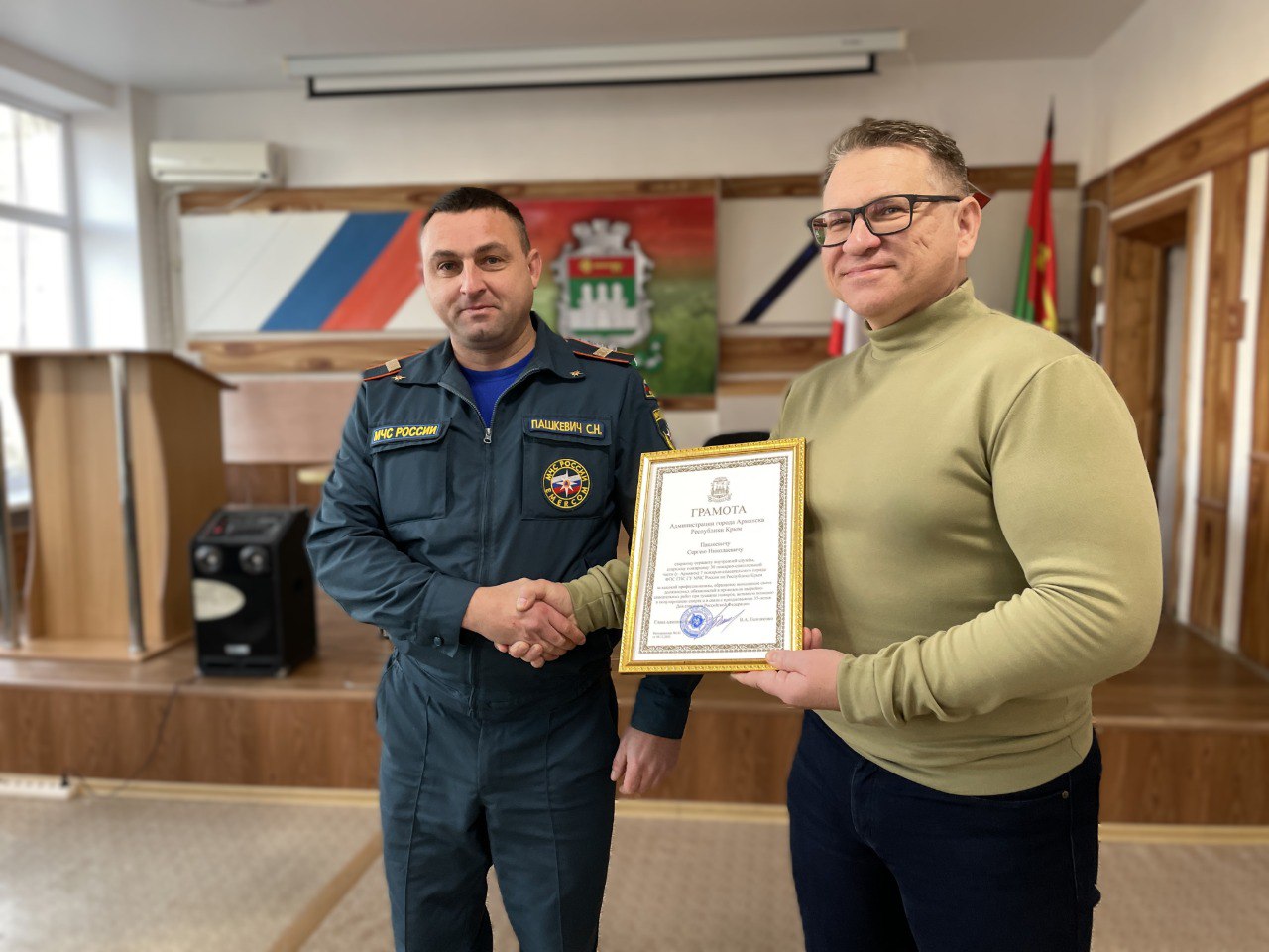 Василий Телиженко: В администрации города Армянска вручили благодарности и грамоты сотрудникам отделения ГУ МЧС России по Республике Крым г.Армянск Василий Телиженко: В администрации города Армянска вручили благодарности и грамоты сотрудникам отделения ГУ МЧС России по Республике Крым г.Армянск