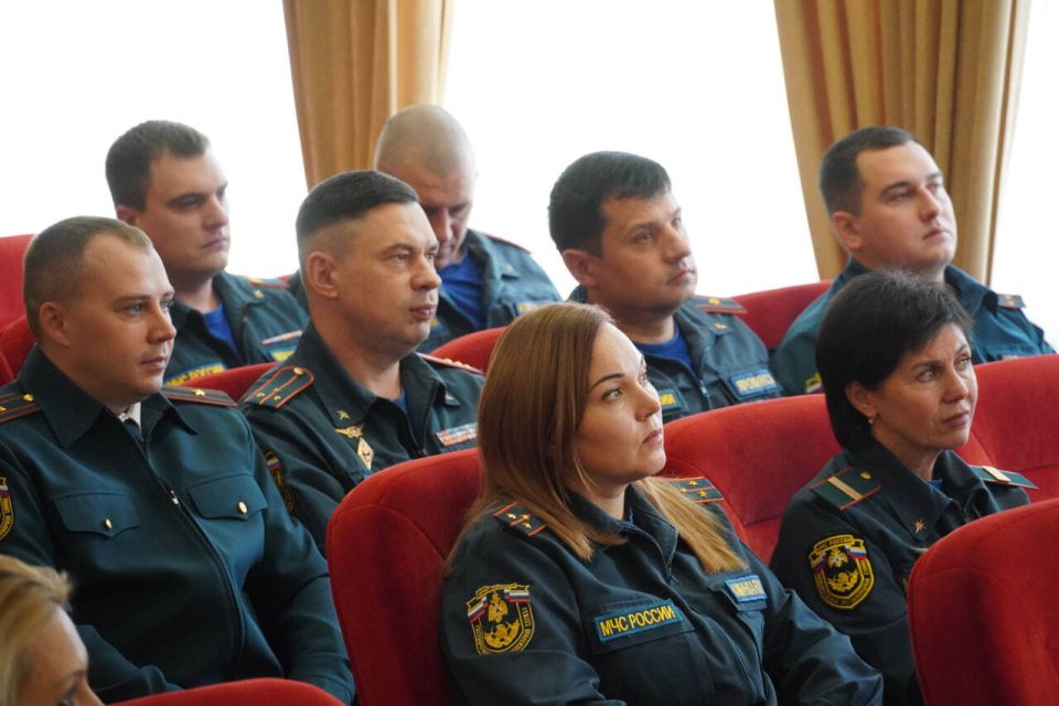 Заместитель главы администрации Эльдар Муждабаев вручил награды сотрудникам Государственной противопожарной службы в канун профессионального праздника Заместитель главы администрации Эльдар Муждабаев вручил награды сотрудникам Государственной противопожарной службы в канун профессионального праздника