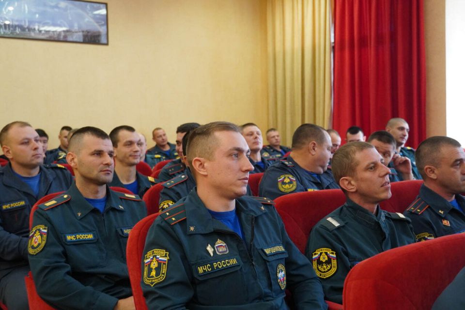 Заместитель главы администрации Эльдар Муждабаев вручил награды сотрудникам Государственной противопожарной службы в канун профессионального праздника Заместитель главы администрации Эльдар Муждабаев вручил награды сотрудникам Государственной противопожарной службы в канун профессионального праздника