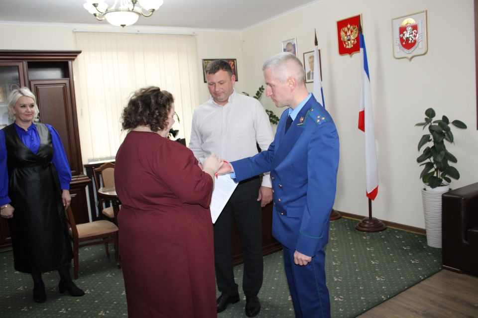 Глава администрации Ленинского района Игорь Крутьков вместе с прокурором Алексеем Масенко и заместителем главы Еленой Рудюк передали ключи новым владельцам квартир, детям-сиротам и лицам, оставшимся без родительской опеки Глава администрации Ленинского района Игорь Крутьков вместе с прокурором Алексеем Масенко и заместителем главы Еленой Рудюк передали ключи новым владельцам квартир, детям-сиротам и лицам, оставшимся без родительской опеки