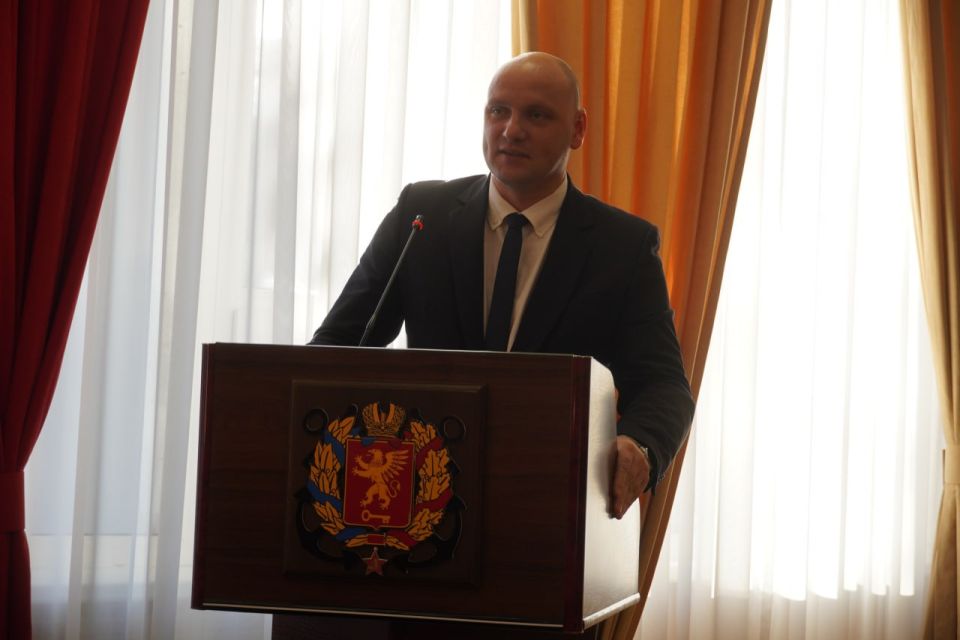 В преддверии Нового года пятеро керчан из категории детей-сирот получили ключи от собственных квартир В преддверии Нового года пятеро керчан из категории детей-сирот получили ключи от собственных квартир