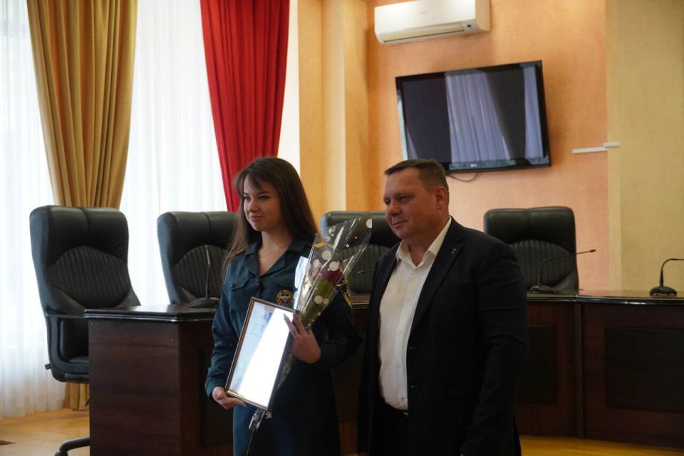 Заместитель главы администрации Эльдар Муждабаев вручил награды сотрудникам Государственной противопожарной службы в канун профессионального праздника Заместитель главы администрации Эльдар Муждабаев вручил награды сотрудникам Государственной противопожарной службы в канун профессионального праздника